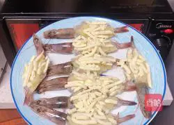 Illustration of how to make mashed potato and cheese baked shrimp 6