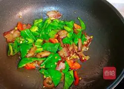 Illustration of how to make fried peppers with bacon 9