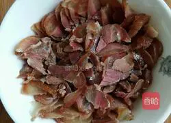 Illustration of how to make steamed bacon with dried beans 4