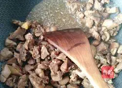 Illustration of how to make delicious stir-fried chicken 4