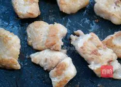 Illustration of how to make pan-fried Longli fish 6