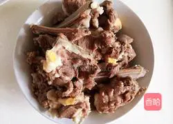 Illustration of how to make mutton chops and stewed radish 3