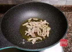 Illustration of how to stir-fry garlic sprouts and dry them 7