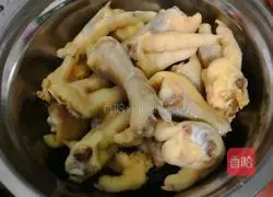 Illustration of how to make fragrant chicken feet 4