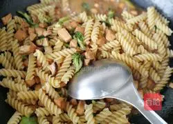 Illustration of how to make fried pasta 13 