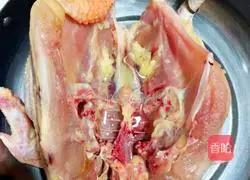 Illustration of how to make mushroom and chicken soup 5