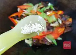 Illustration of how to make stir-fried sausages with lettuce, ginger, carrots 18