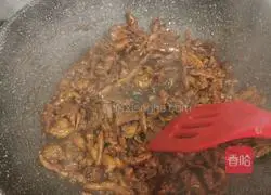 Illustration of how to make shredded pork with Beijing sauce 15