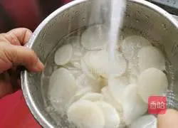  Illustration of how to make white radish, cornmeal and meat dumplings 2