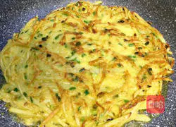 Qiansiwan Illustration of how to make egg and potato shredded cake 9