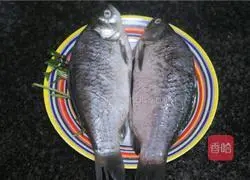 Illustration of how to steam crucian carp in perilla casserole 3