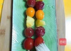 Illustration of how to make skewers of chicken, fruits and vegetables 13