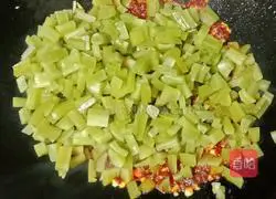 Illustration of how to make a bento with minced meat and vegetables 8