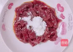 Illustration of how to stir-fry beef with enoki mushrooms 3