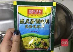 Illustration of how to cook salt-baked chicken in rice cooker 3