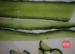 Illustration of how to make a peacock spread its wings 3