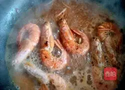 Illustration of braised prawns in oil 9