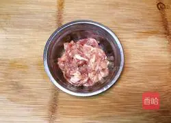 Illustration of how to make asparagus, carrot and fried shredded pork 5