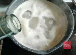 Illustration of how to cook ribs with daylily 3