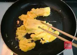 Illustration of how to make scrambled eggs with lettuce 11