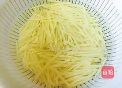 Illustration of how to make potato shreds with pepper oil 2