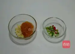 Illustration of Braised Chicken Wings with Lotus Roots in Sour Soup 5