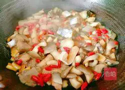 Illustration of how to make fried mushrooms with sea fish 14