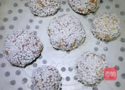 Illustration of how to make duck egg yolk glutinous rice meatballs 5