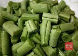 Illustration of how to stir-fry green beans with olives, vegetables and minced meat 1