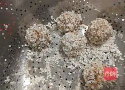 Illustration of how to make glutinous rice meatballs 3