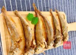 Dry fried yellow croaker recipe illustration 10