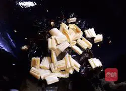 Illustration of how to make stir-fried cabbage with fungus and yuba 7