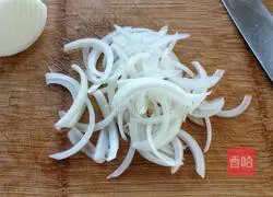 Illustration of how to stir-fry pork skin with onions and peppers 5