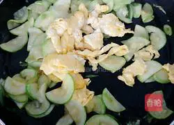 Zucchini Illustration of how to make scrambled eggs 11