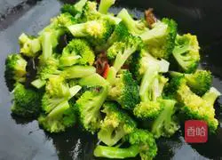 Illustration of how to make fried ham with broccoli and fungus 8