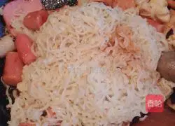 Illustration of how to make instant noodles with meatballs 7