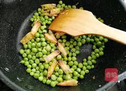 Illustration of how to make shrimps, eggs and fried peas 10