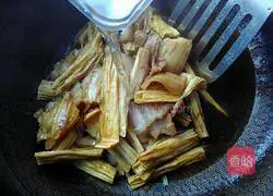 Illustration of how to make braised pork with yuba 11