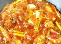 Illustration of how to stew mackerel in an iron pot 14