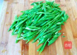 Illustration of how to stir-fry shredded pork with green beans 8