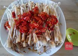 Illustration of how to make enoki mushrooms with chopped pepper 3