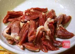 Illustration of how to make cumin-fried chicken hearts 1