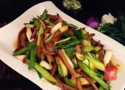 Illustration of how to make dried garlic leaves until fragrant 8