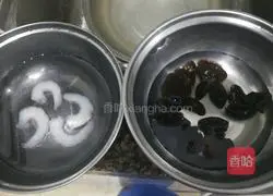 Illustration of how to make scrambled eggs with cucumber, shrimp, fungus and fungus 3