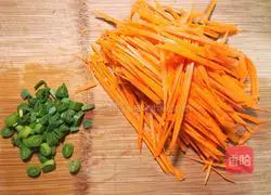 Illustration of how to make steamed shredded carrots with mushroom and beef sauce 2