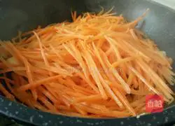 Illustration of how to make carrots and scrambled eggs 5