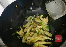Illustration of how to make fragrant chicken feet 7