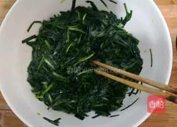 Illustration of how to make leeks wrapped in lazy eggs 6