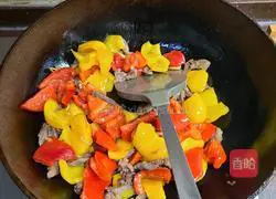 Illustration of how to stir-fry mutton with colored pepper 7