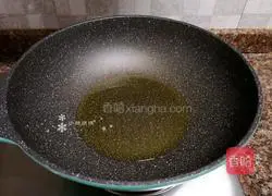 Illustration of how to stir-fry shrimps with lettuce 6